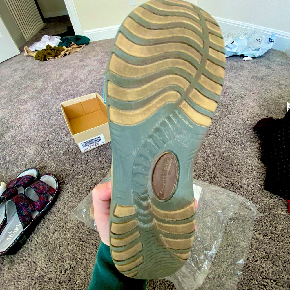 Sandals - Picture 3 of 4